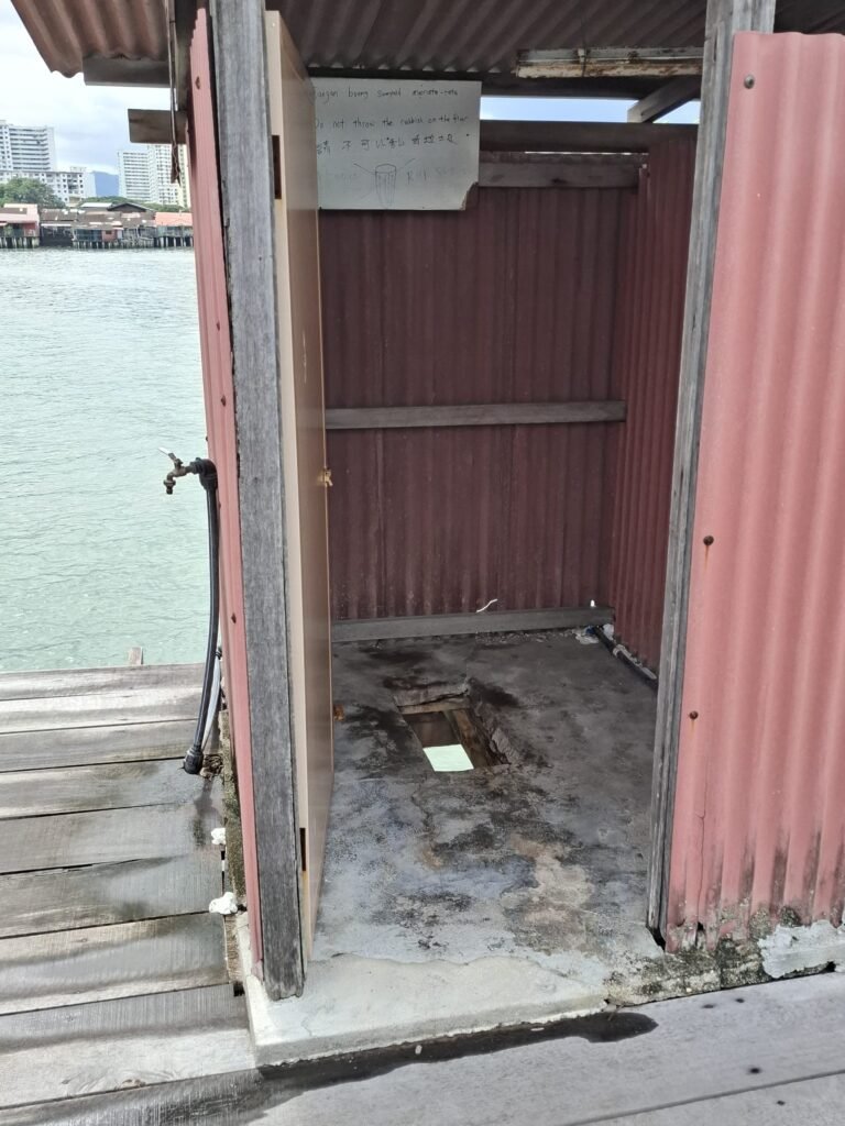 Dies ist eine einfache Toilette direkt auf dem Steg. Auf Spülung, das Porzellan und das Toilettenpapier wird bewusst verzichtet.